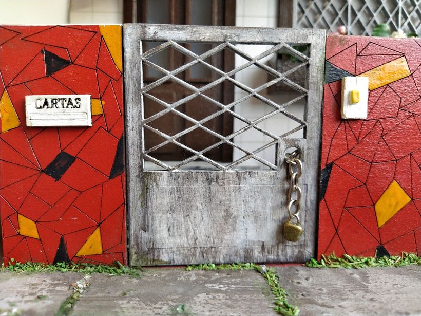 Fachada de casa com chão de caquinhos 6
