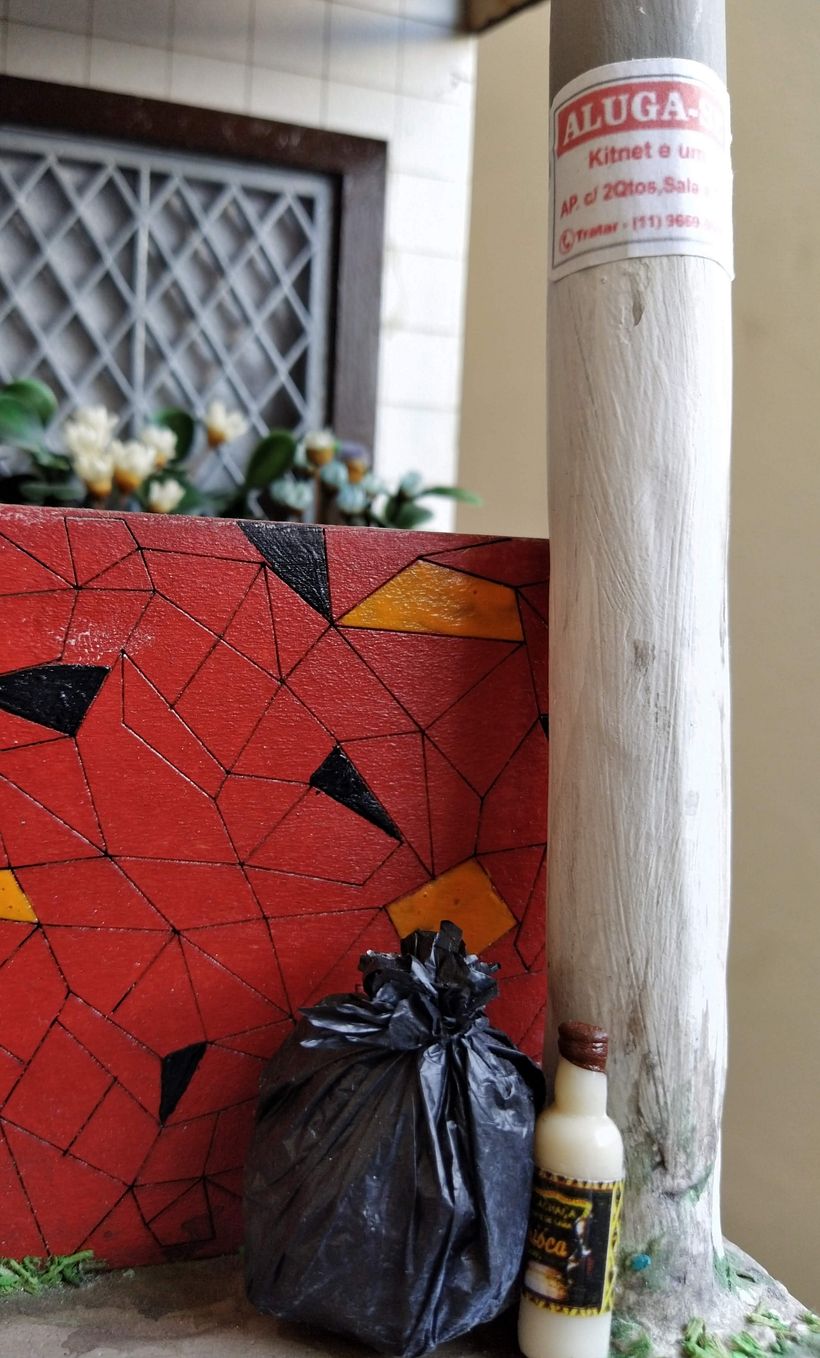 Fachada de casa com chão de caquinhos 7
