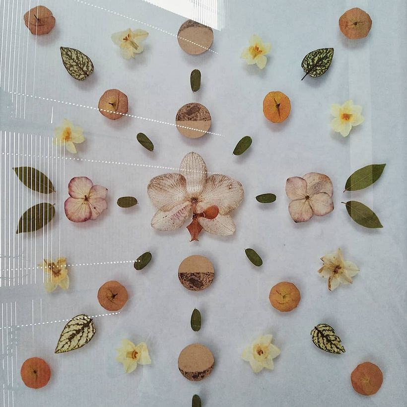 Mandala con flores prensadas. 35x50 cm. Happy Green Family 2019.