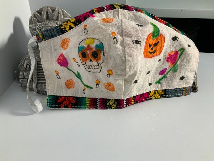 Es de las dos festividades halloween y Día de muertos 💀🎃✨🌎. pintada a mano sacado de mi imaginación 🌈