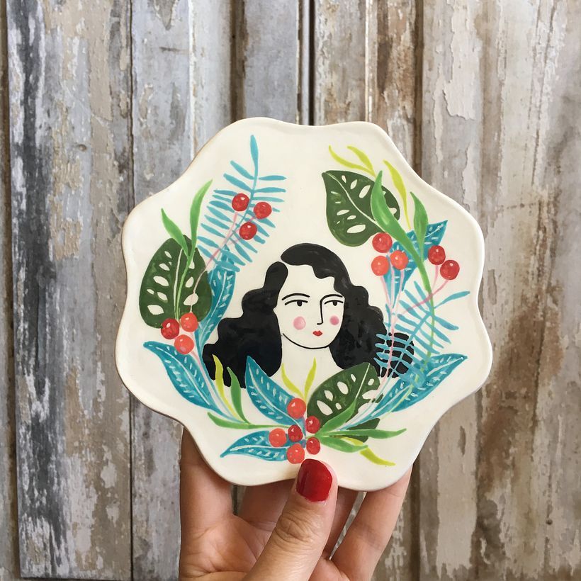 Assiette à feuilles ajourées selon la technique du sgraffite