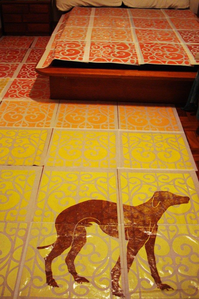 Impressões em papel de seda em processo de secagem.