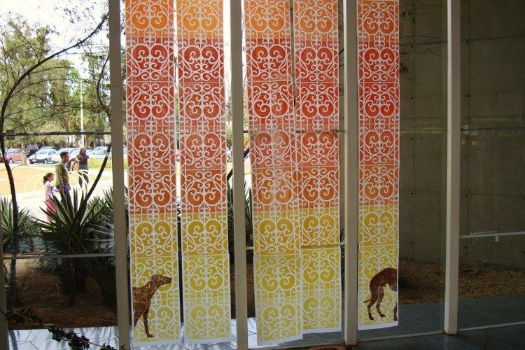 Obra instalada na parede de vidro da Biblioteca Municipal de Sorocaba