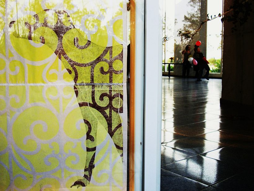 Foto realizada à partir da parte de fora da Biblioteca para a parte interna.