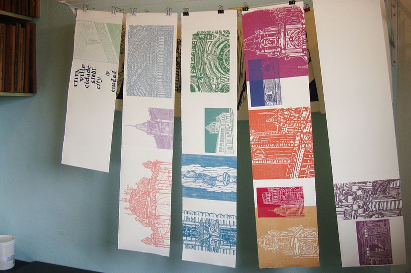 Páginas dos livros em processo de composição e secagem