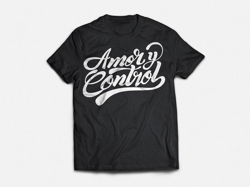 Letras aplicadas em camisetas