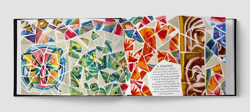 Trencadís realizado a modo de collage de los dibujos de las baldosas utilizadas para el banco de la plaça de la Natura