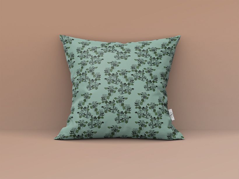 Almohadon destampado diseño flores y hojas
