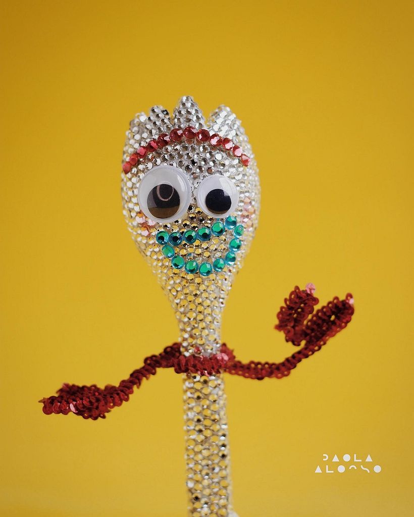 Forky fue construido con balso de base e intervenido con cristales de Swarovsky.