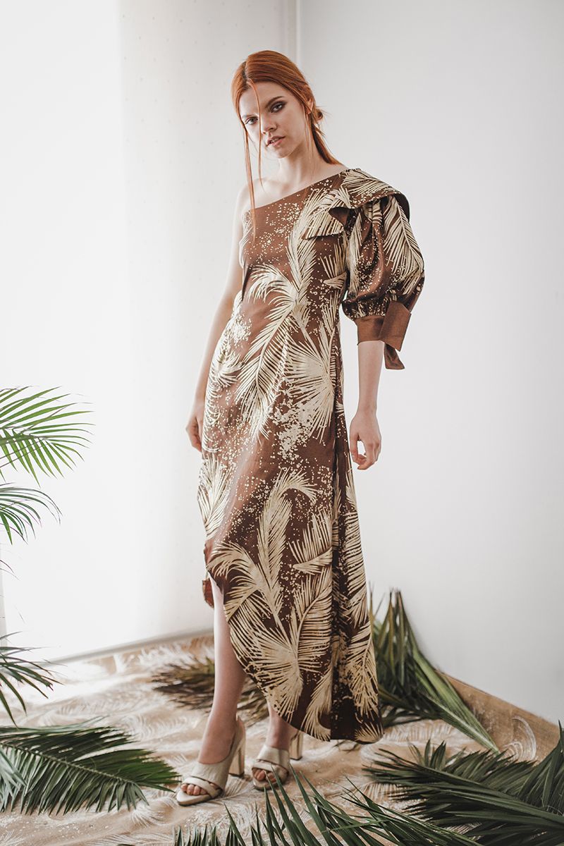 VESTIDO TRÓPICA MAXI ASIMÉTRICO UN HOMBRO VOLUMEN TEXTURA 0