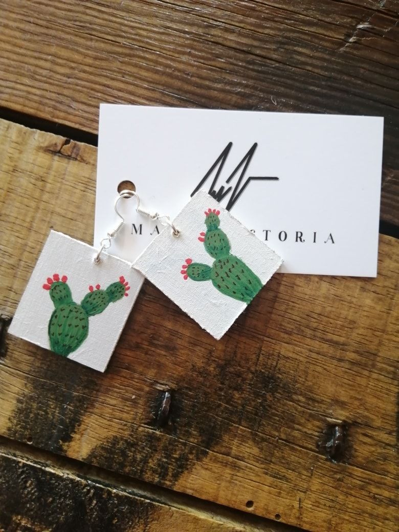 Aretes con cactus pintados a mano.