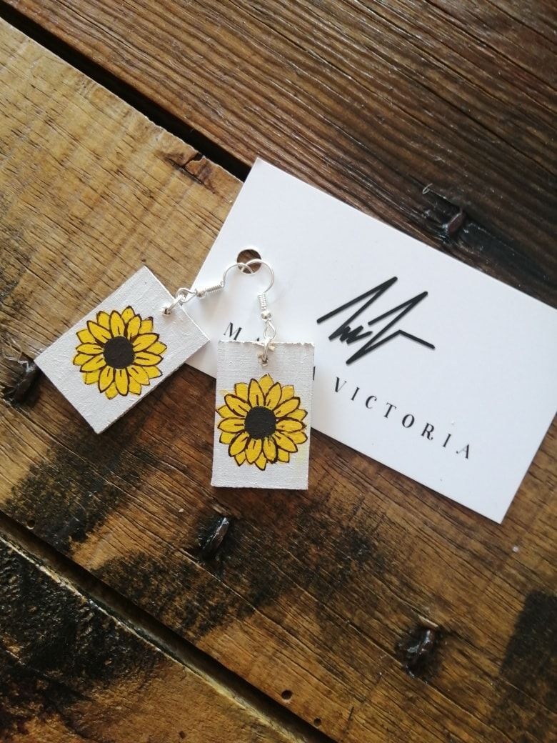 Aretes con girasoles en madera. 