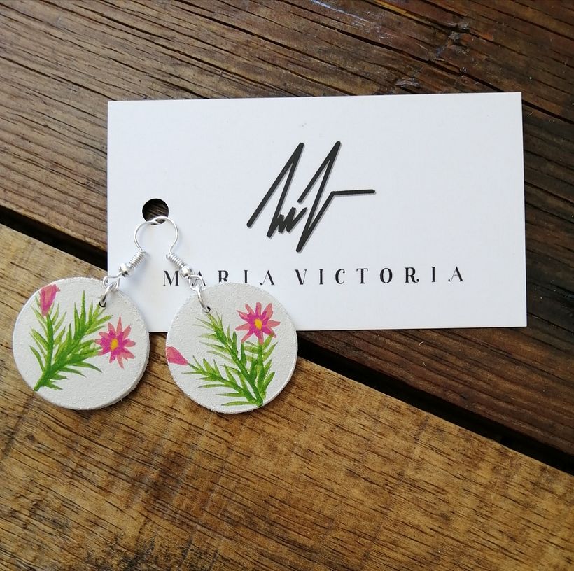 Aretes con flores rosas.