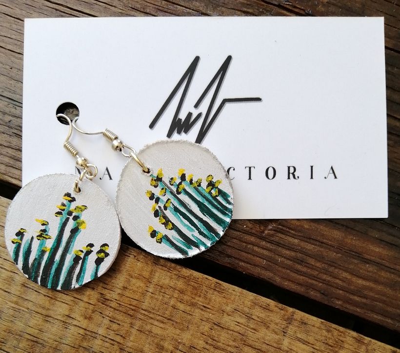 Aretes redondos en madera con baritas.