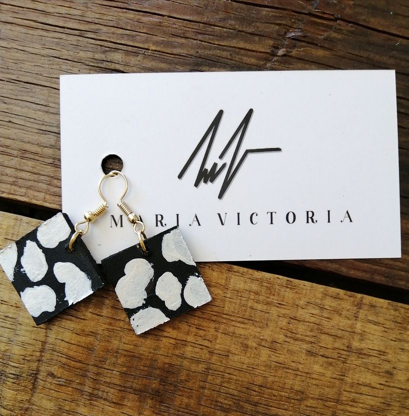 Aretes de madera con diseño de vaca.