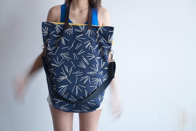 El bolsón: Grande y súper cómodo con su tejido divertido.