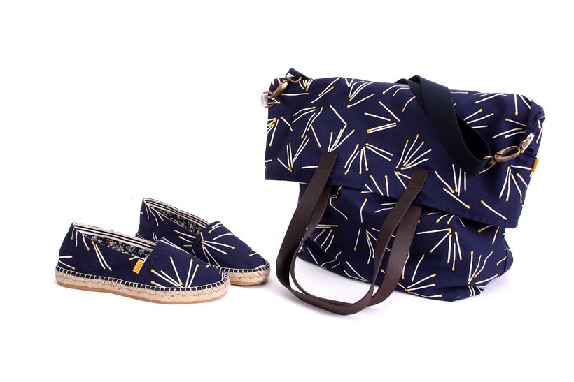 Alpargatas y bolsón, todo estampado y confeccionado a mano y localmente