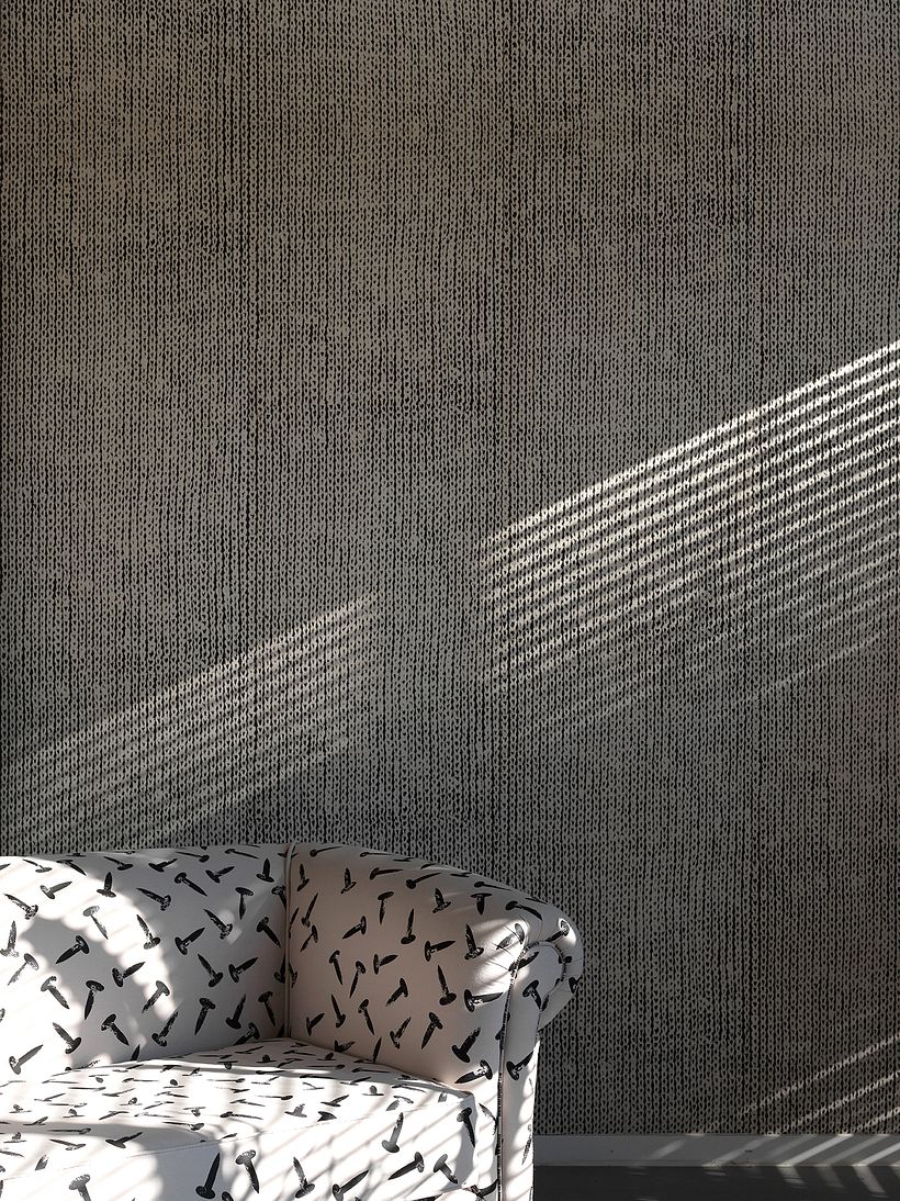 Sofá tapizado con tejido "Painful?" y papel de pared estampado a mano "Fisherrib"