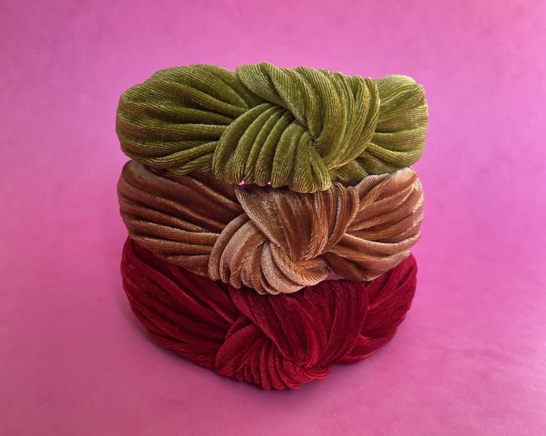 Geplooide fluwelen hoofdbanden.