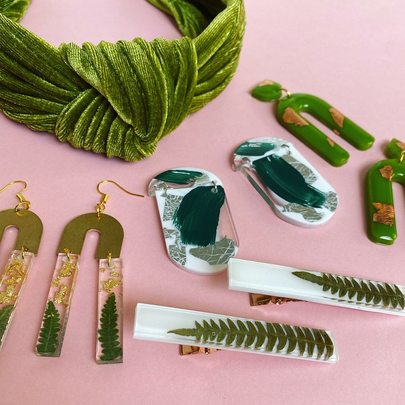 Groene geplooide hoofdband en groene hars sieraden!