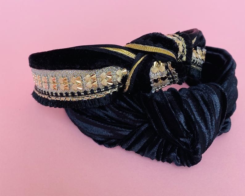 Zwarte geplooide fluwelen hoofdband en hoofdband met hergebruikte Indiaanse afwerking.