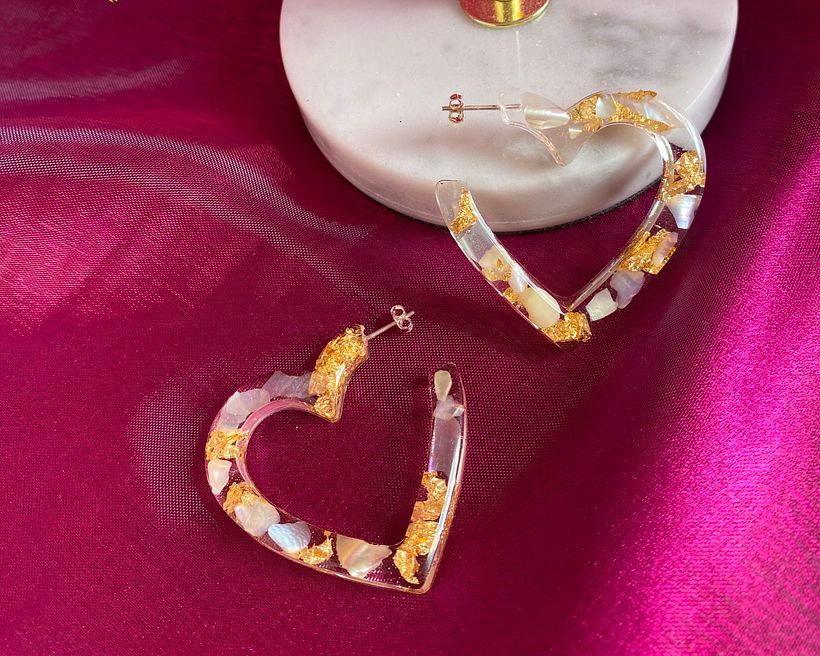 Gold leaf and shell pieces mixed into clear glitter.