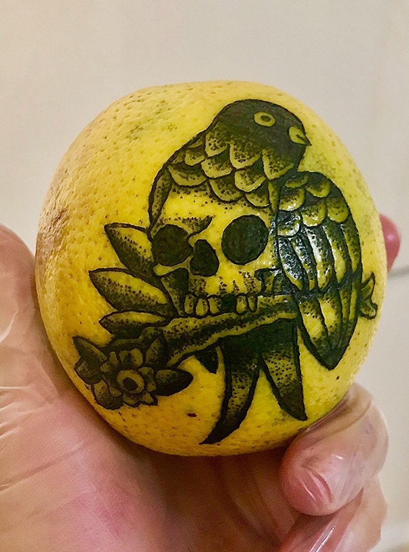 Trabaje con puntillismo tradicional ya que la técnica de rebote no se apreciaba bien en la naranja y era de difícil control.