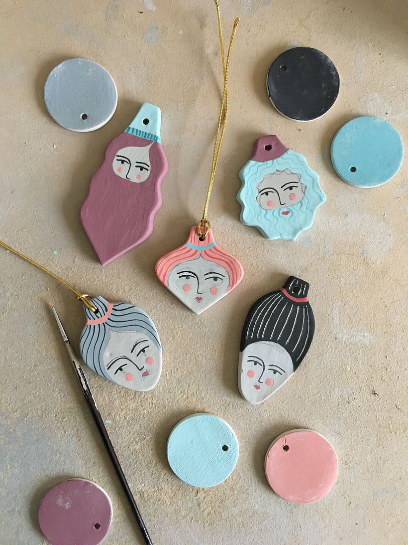 adornos decorados con engobes en estado de cuero