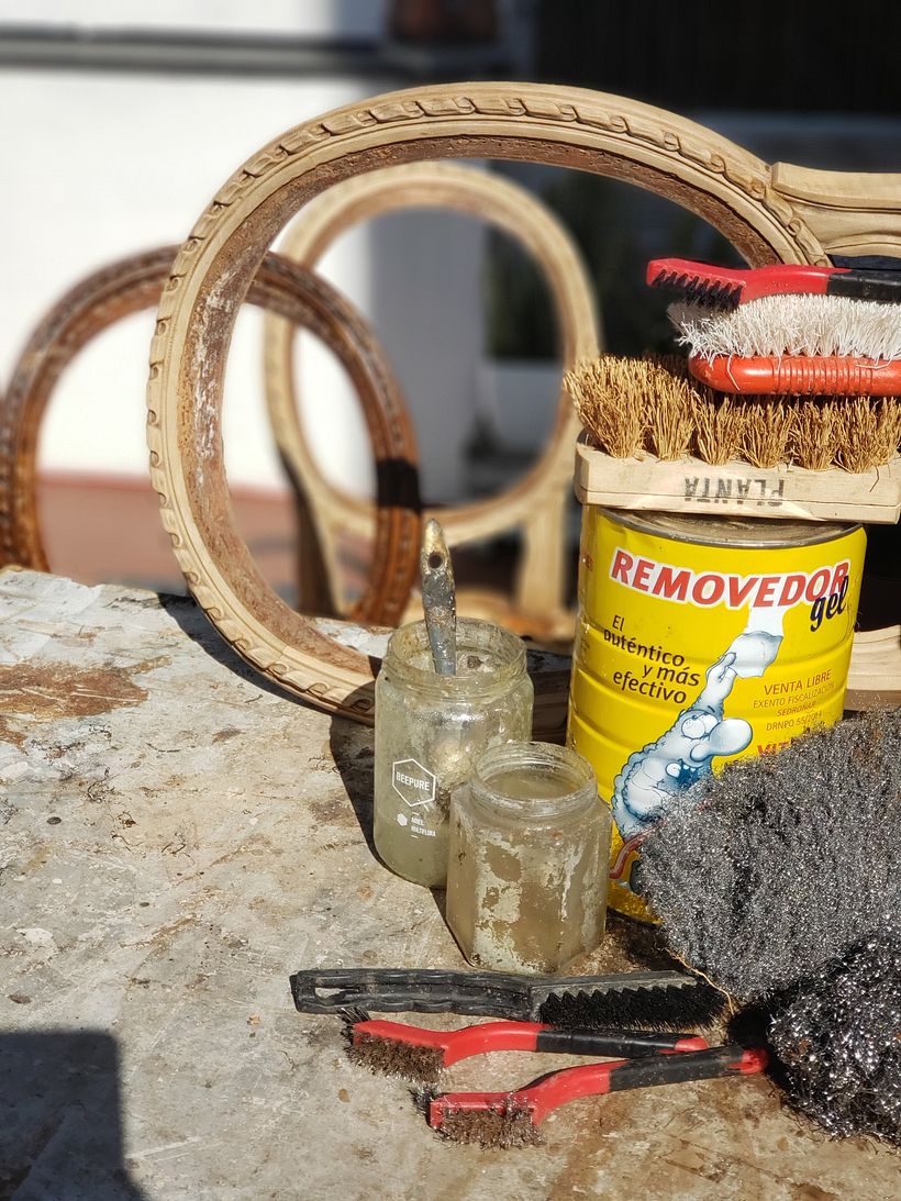 lave la madera removiendo el viejo lustre con removedor en gel