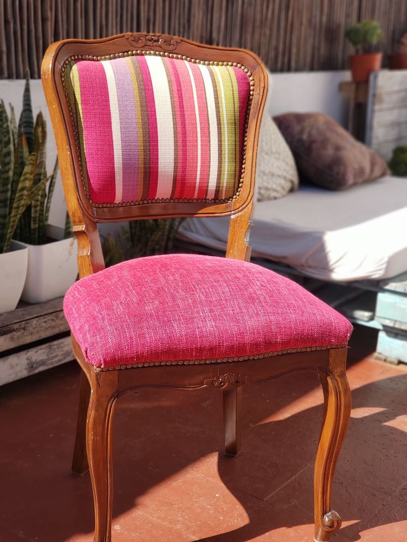 asi estaba la silla, la tela ers. muy linda pero necesitaba un arreglo en su interior, y su dueña queria cambiarle el color.