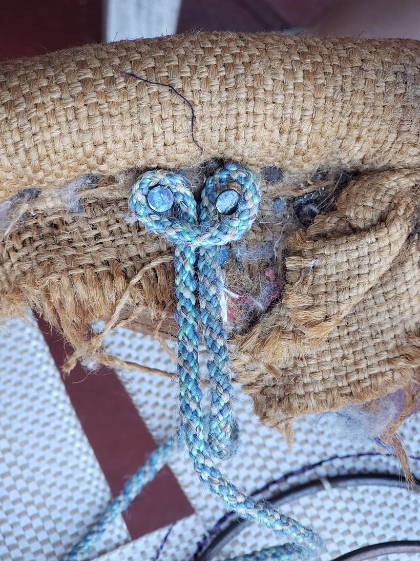 asi pueden reemplazar el uso de las grampas en u para atar los resortes, usando dos tachuelas