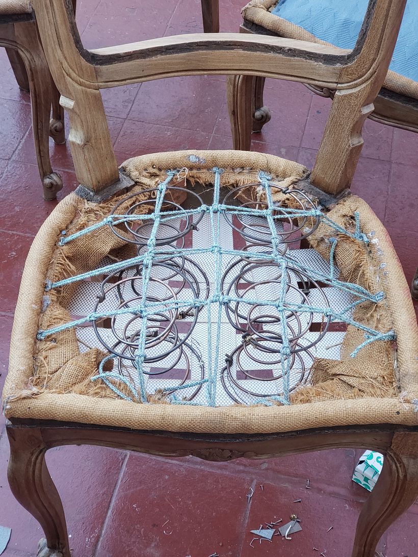 resortes cosidos a las cicnhas. nuevas y atados con cuerda.