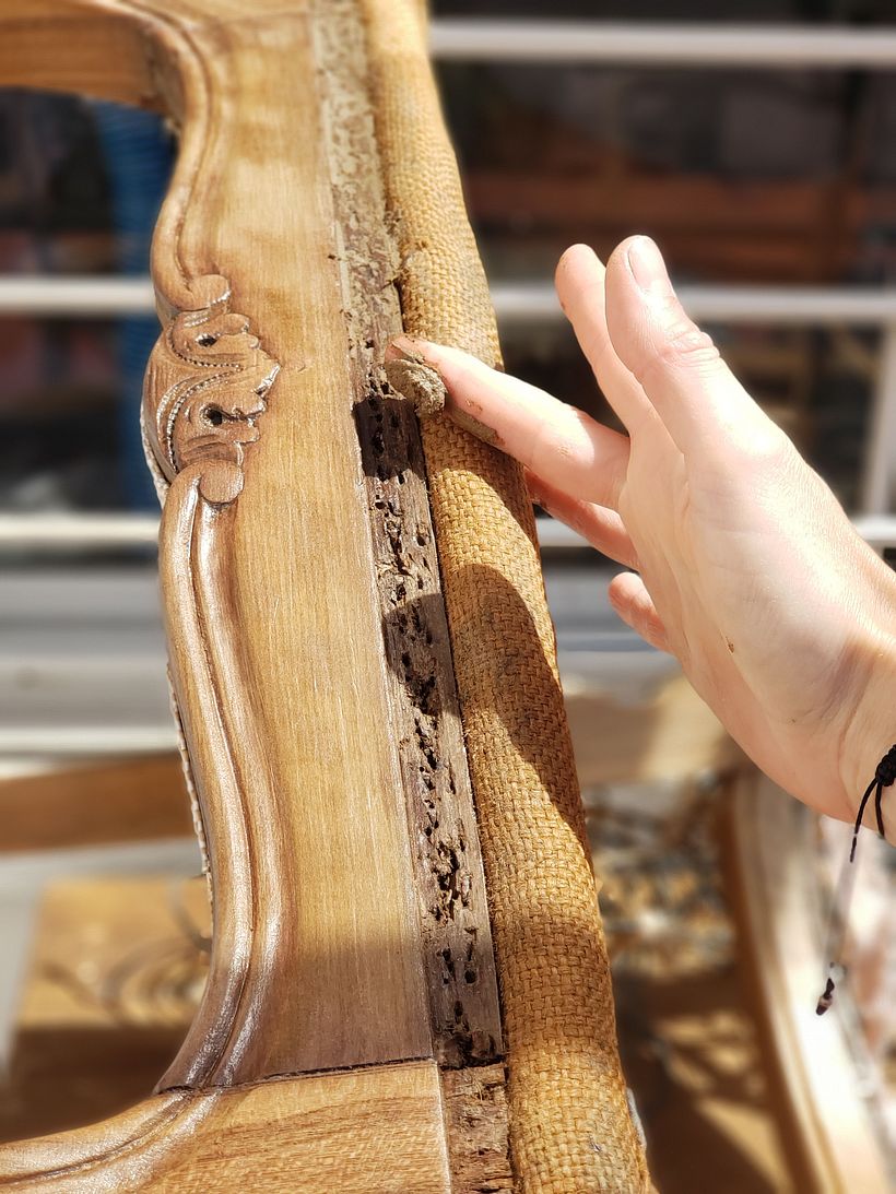 masilla para tapar los viejos agujeros que dejaron las tachas.
