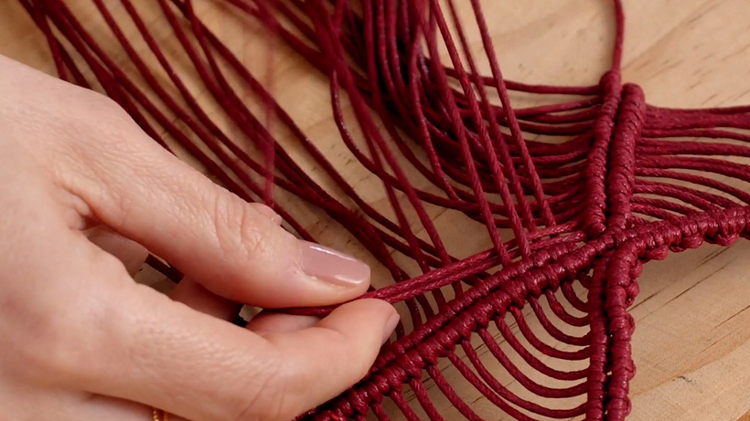 Macramé Tutorial: Create Your Step-by-Step Necklace 12