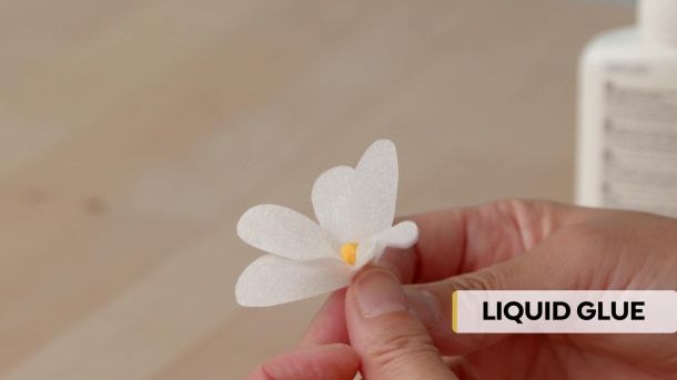Materiais: flores de papel 26