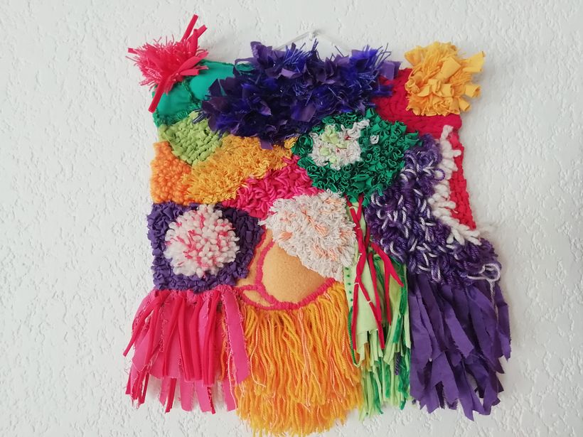 Realizado sobre arpillera y con Aguja de crochet y de locker hook, dado que no conseguí la tela tramada plástica donde pudier