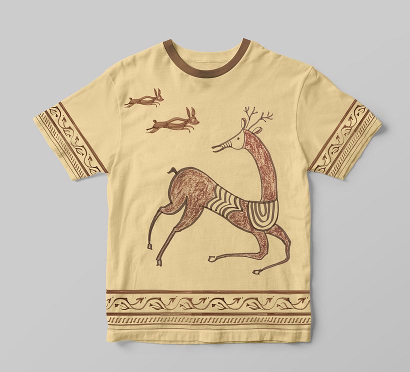 Camiseta inspirada en los motivos y cenefas de la cerámica ibérica.