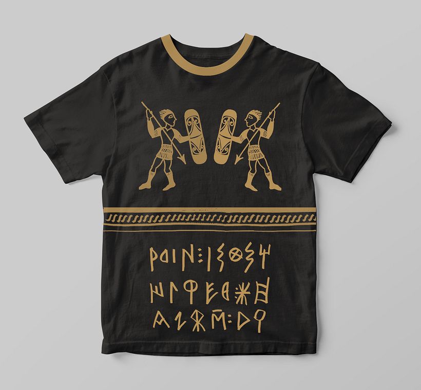 Camiseta inspirada en la tipografía, cenefas y motivos de guerreros de la cerámica ibérica.