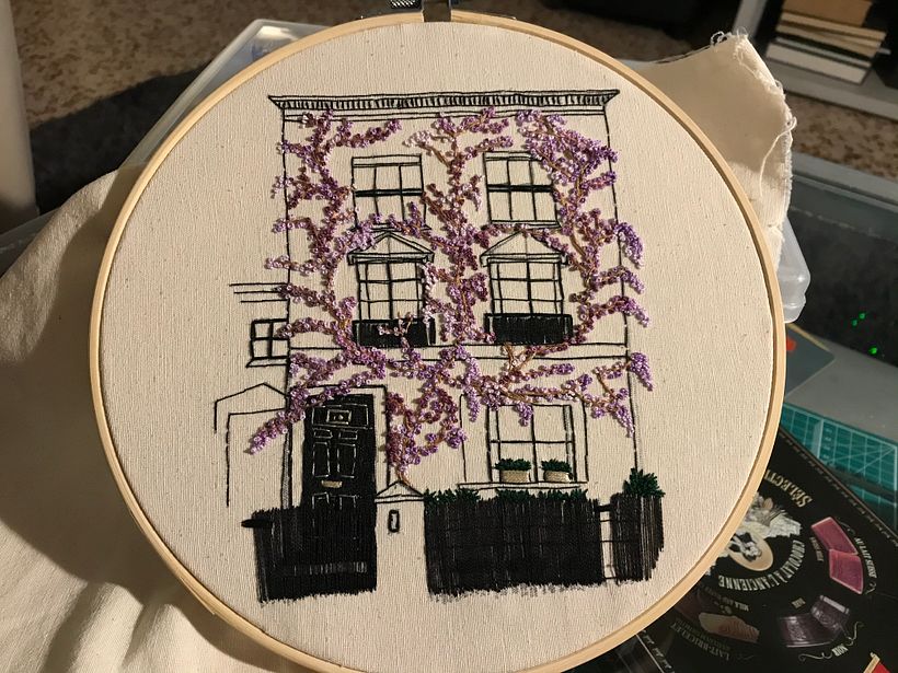 Fachada con wisterias