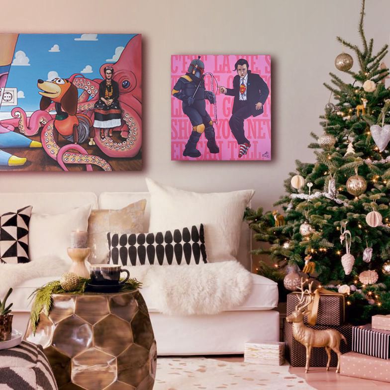 Dos obras en un salón de ambiente navideño.