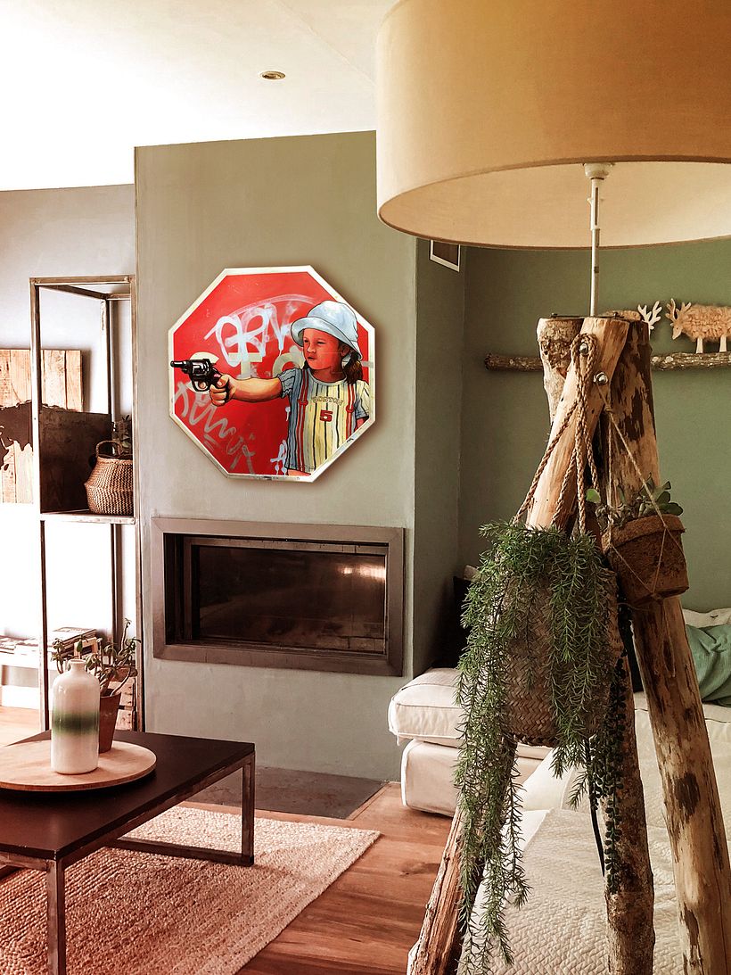 "Sarabang" centra la atención sobre una chimenea.