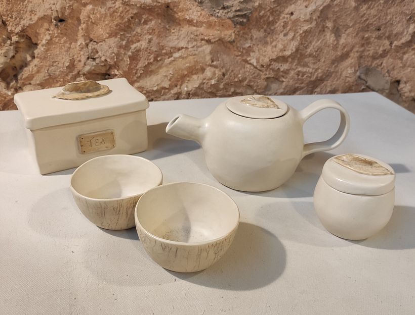 Aquí te muestro mi set para el té, técnica de vaciado o kurinuki con esmaltado transparente mate, los detalles con óxido verd