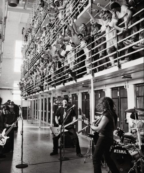 Metallica actúa en una cárcel de California. Crédito: Danny Clinch