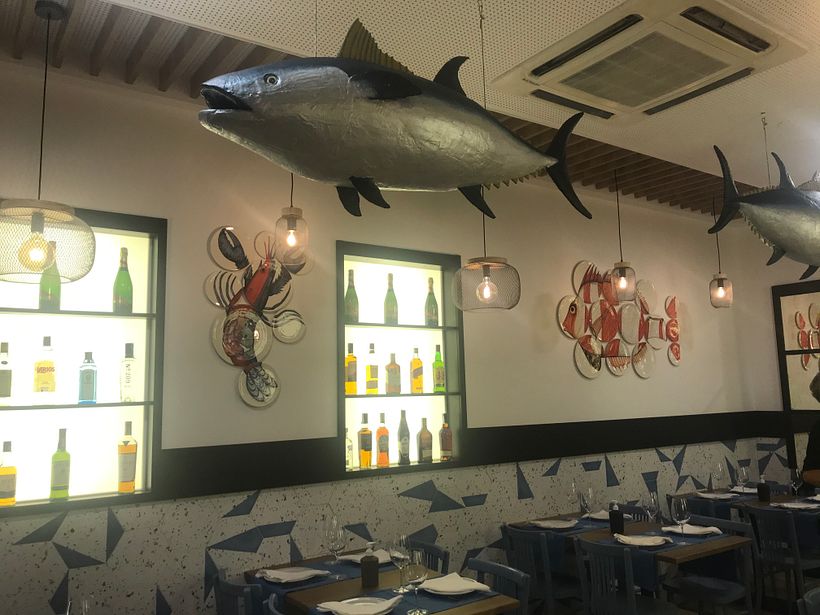 Salón del restaurante con varios murales realizados por encargo para la decoración de las paredes del comedor