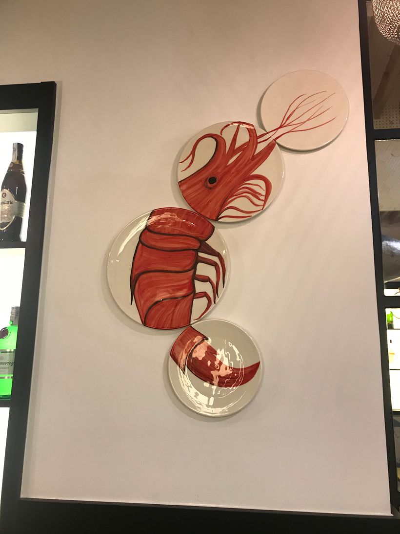 Carabinero pintado a mano sobre cuatro platos de loza blanca