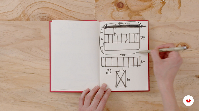 Roger usa su sketchbook para planear las medidas