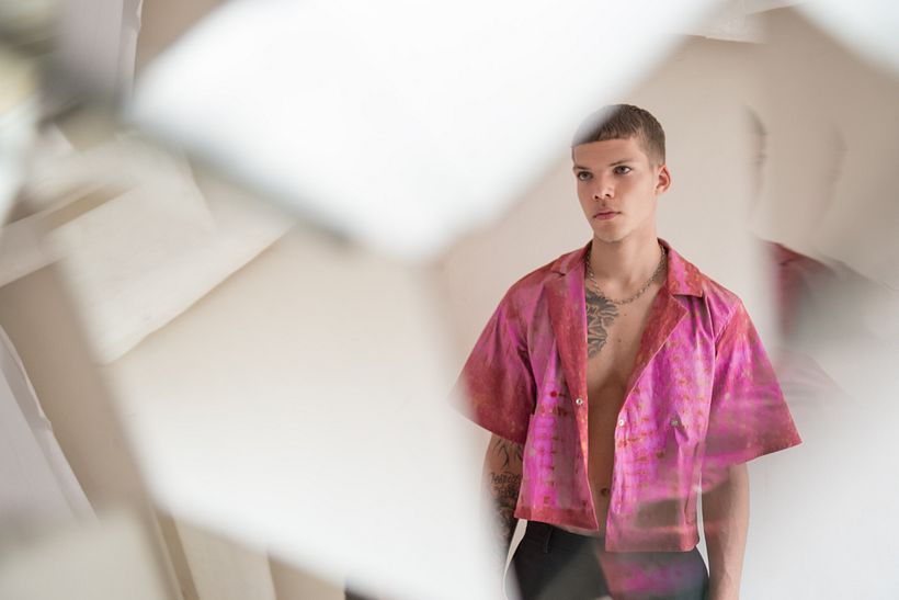 Saco teñido con tintes naturales (palo de Brazil) y la tecnica de tie dye.