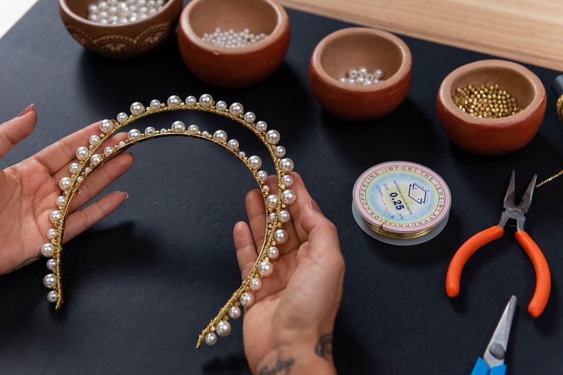 Fernanda Guimarães crea accesorios para el cabello de manera completamente artesanal, valorando la creatividad