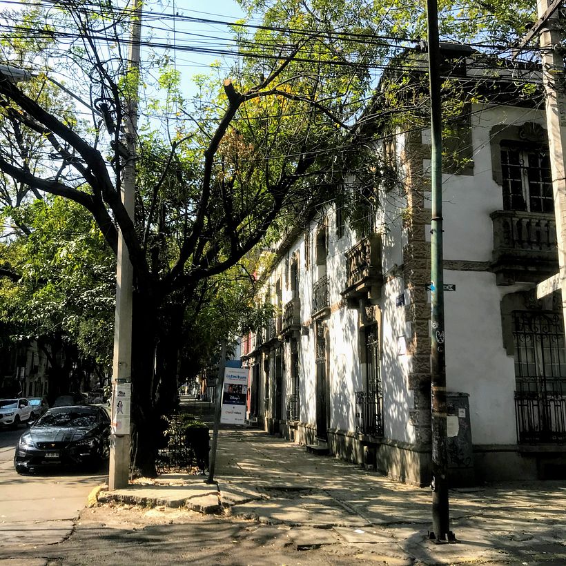 un medio día soleado en alguna esquina de la Col. Roma Norte, en la CDMX