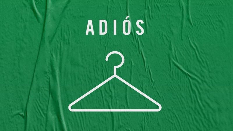 Amnistía internacional apoyó la causa utilizando la imagen de la percha blanca sobre fondo verde.